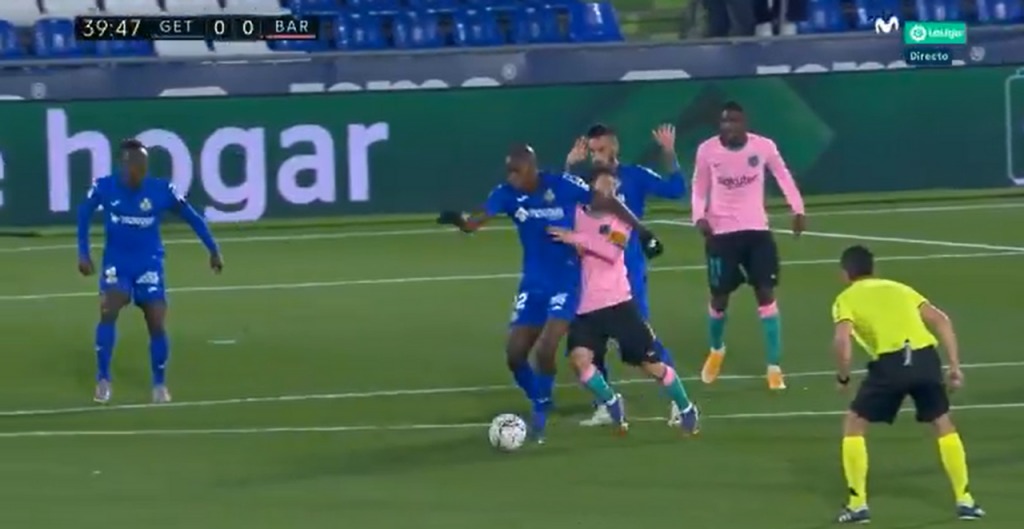 nyom-dando-un-codazo-a-messi–captura-movistarlaliga