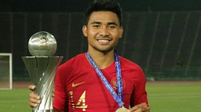asnawi-mangkualam-bahar-yang-mengalungi-medali-juara-piala-aff-u-22