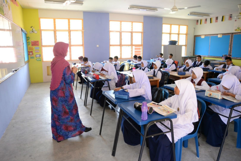 guru penerima vaksin covid 19