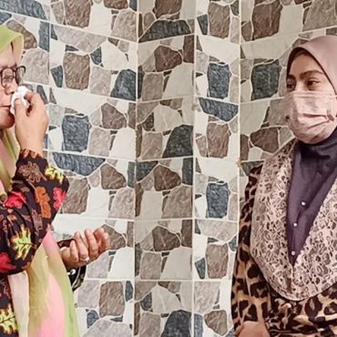 Rosnazirah ketika bertemu dengan Ahli Parlimen Tumpat