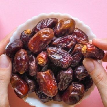 CARA BERSIHKAN BUAH KURMA