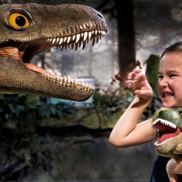 kanak-kanak meminati dinosaur