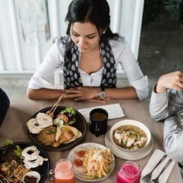 NON-MUSLIM BERBUKA PUASA