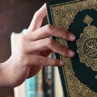 HUKUM PEGANG AL QURAN
