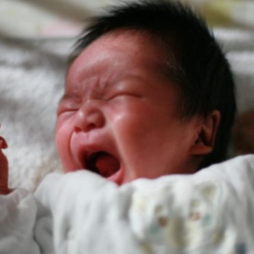 anak menangis malam