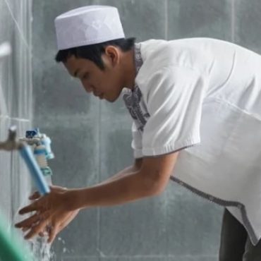 AMBIL WUDUK DALAM TANDAS