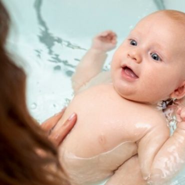 cara membersihkan zakar bayi