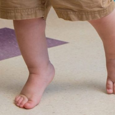 anak jalan menjengket kaki