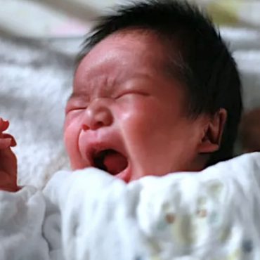 bayi menangis malam