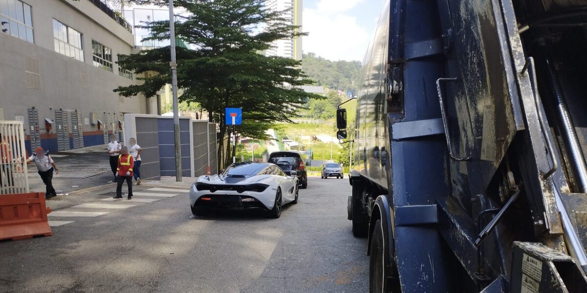 Kereta mewah McLaren halang laluan di kondominium Mont Kiara.