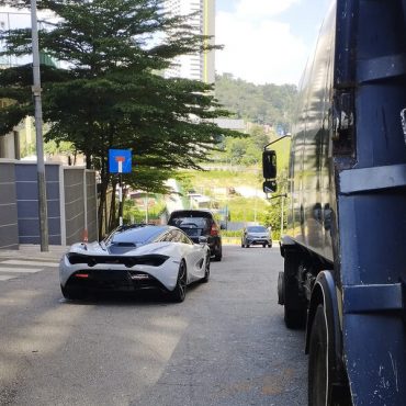 Kereta mewah McLaren halang laluan di kondominium Mont Kiara.