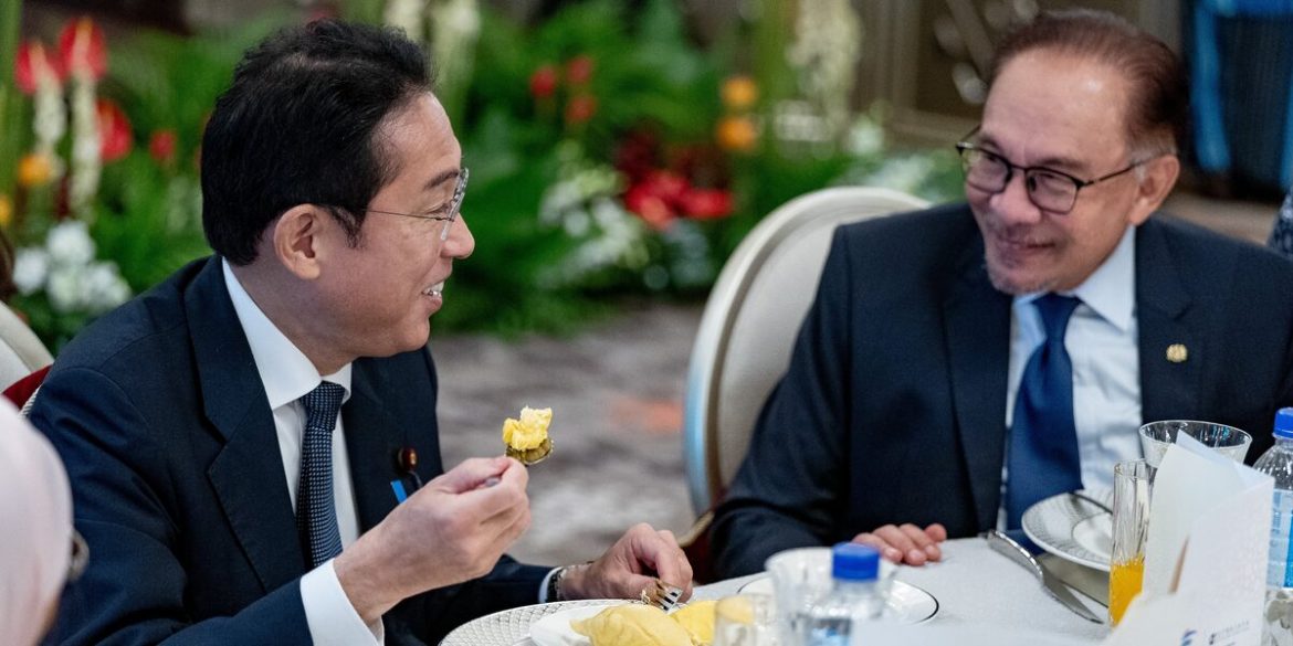 Perdana Menteri Jepun Fumio Kishida makan durian guna sudu dan garfu
