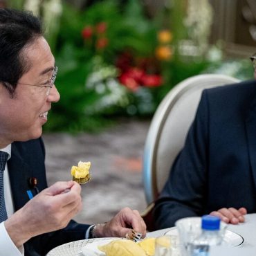 Perdana Menteri Jepun Fumio Kishida makan durian guna sudu dan garfu