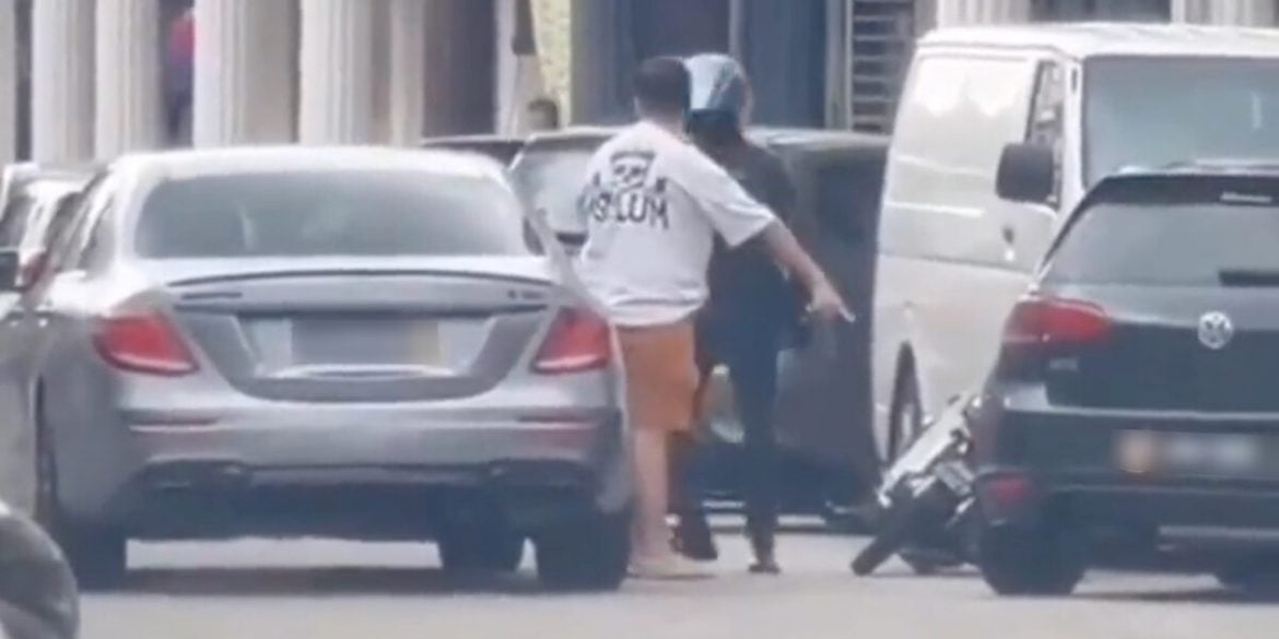 Polis tahan pemandu Mercedes halang penguatkuasa.