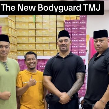 'Bodyguard' Baharu TMJ Beli Songkok Curi Tumpuan Ramai