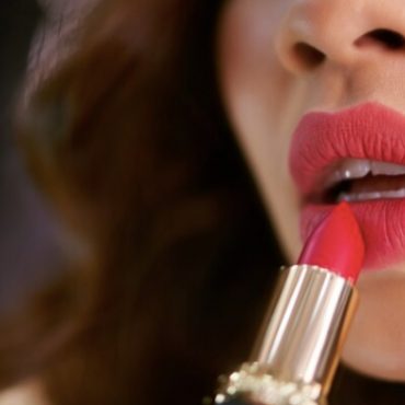 hukum pakai lipstik