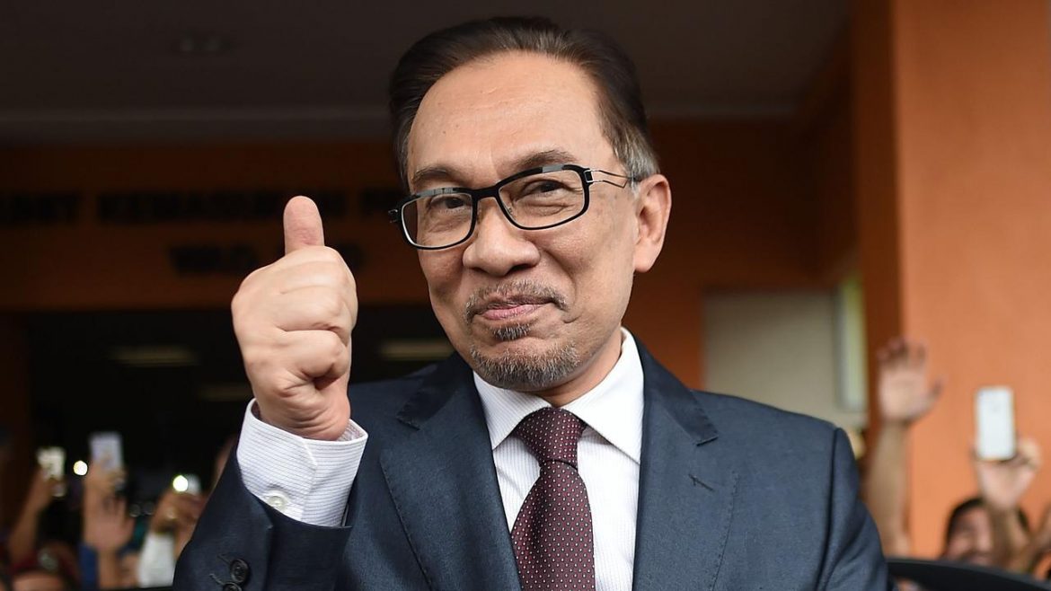 'Gaji Penjawat Awam Bakal Naik 15 Peratus' – Anwar Ibrahim