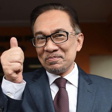 'Gaji Penjawat Awam Bakal Naik 15 Peratus' – Anwar Ibrahim