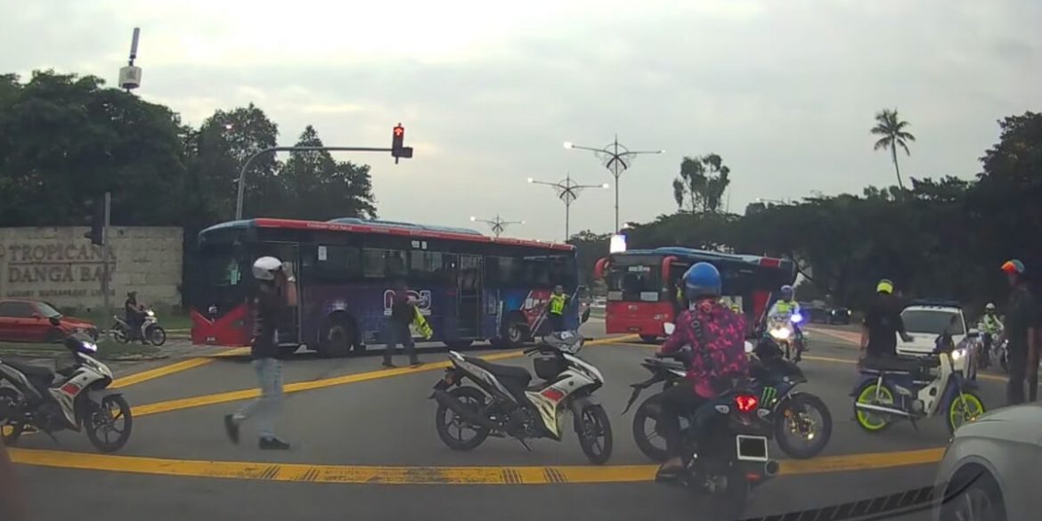 Ramai Puas Hati Polis Guna Bas 'Pukat' Mat Rempit