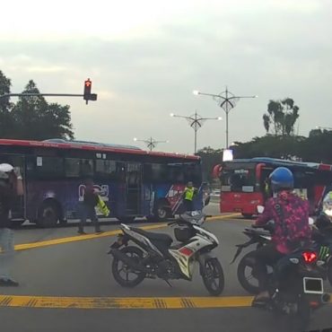 Ramai Puas Hati Polis Guna Bas 'Pukat' Mat Rempit