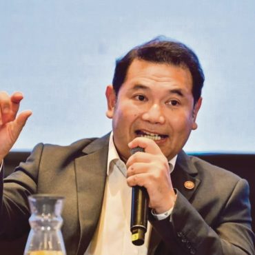 'Untuk Bagi Subsidi Lebih Adil, Kriteria Golongan T15 Sedang Diperhalusi' – Rafizi Ramli