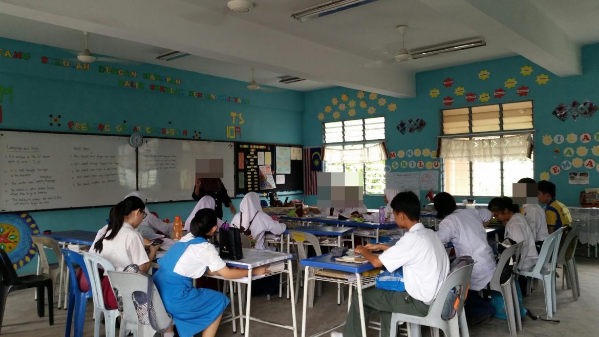 Guru paksa anak murid beli insurans.
