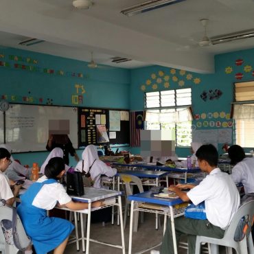 Guru paksa anak murid beli insurans.