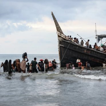 100,000 warga Rohingya dijangka masuk ke Malaysia.