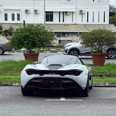 'Dia Tak Nak Calar' – Netizen 'Back Up' McLaren Ambil Dua Parkir Sekaligus