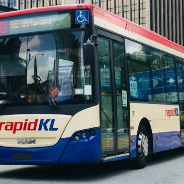 Profesional Jalankan Tanggungjawab, Pemandu Bas RapidKL Ini Raih Pujian Netizen