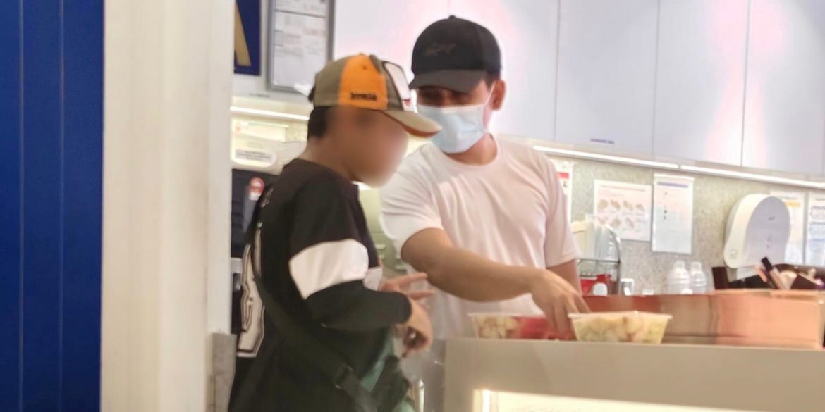 Barista Buat Baik Dengan Budak Jual Buah, Netizen Mahu 'Support' Kedai Kopi Ini