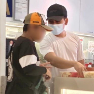 Barista Buat Baik Dengan Budak Jual Buah, Netizen Mahu 'Support' Kedai Kopi Ini