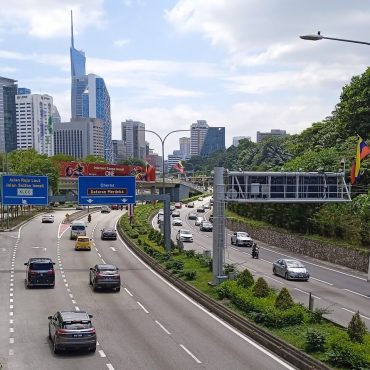 Mat Saleh Puji Kereta Sewa Malaysia Murah, Pemandu Lebih Berhemah Daripada Negara Lain