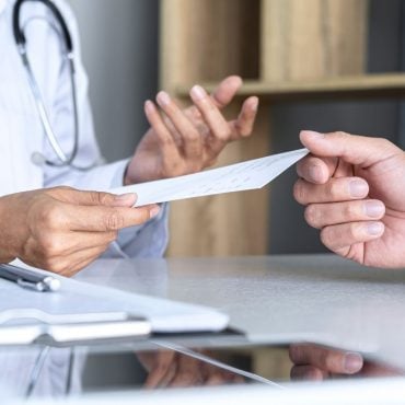 'Kena Potong Gaji Ke Kalau Bagi?' – Netizen Persoal Doktor 'Gomen' Kedekut Beri MC