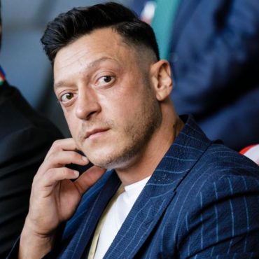Ozil masuk politik