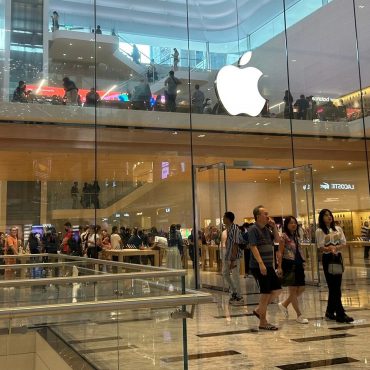 'Macam Kacang Goreng' – Warga Indonesia Kagum Tengok Orang Tak Putus Beli-Belah Di Apple Store Malaysia
