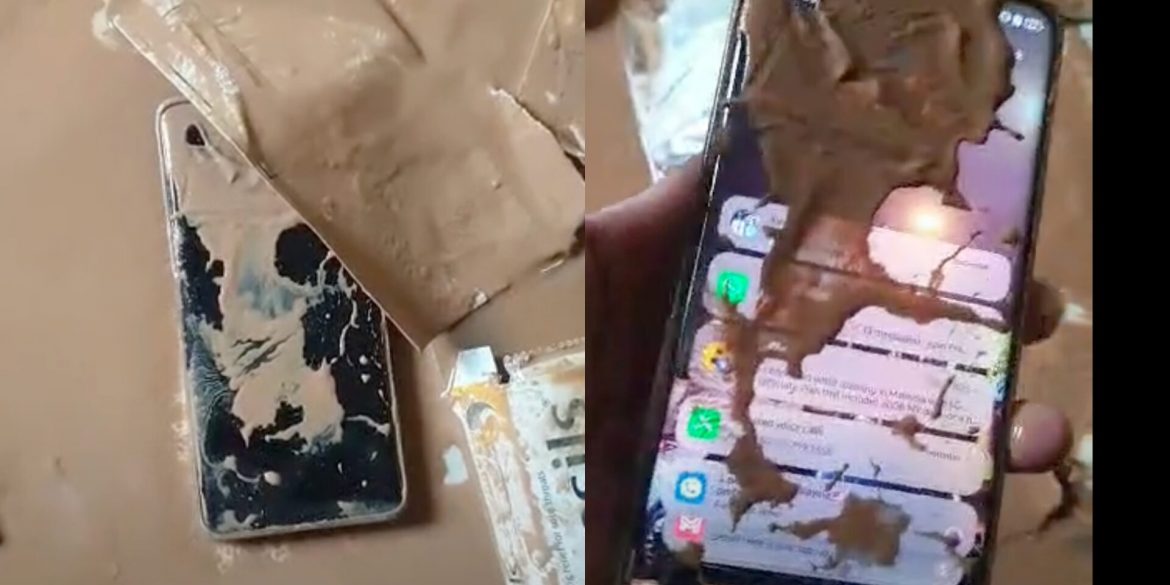 Wanita Kagum Telefon Ini Masih Boleh 'On' Walau Hampir 24 Jam Terbenam Banjir