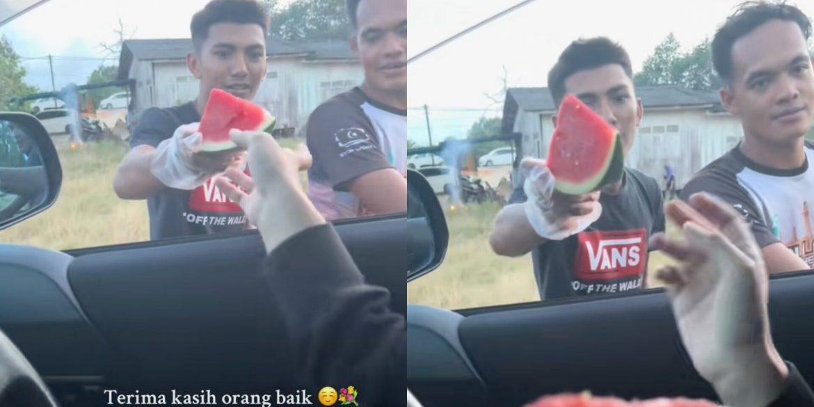Dua Pemuda Dipuji Beri Tembikai Buat Orang Ramai Sangkut 'Jammed' Raya