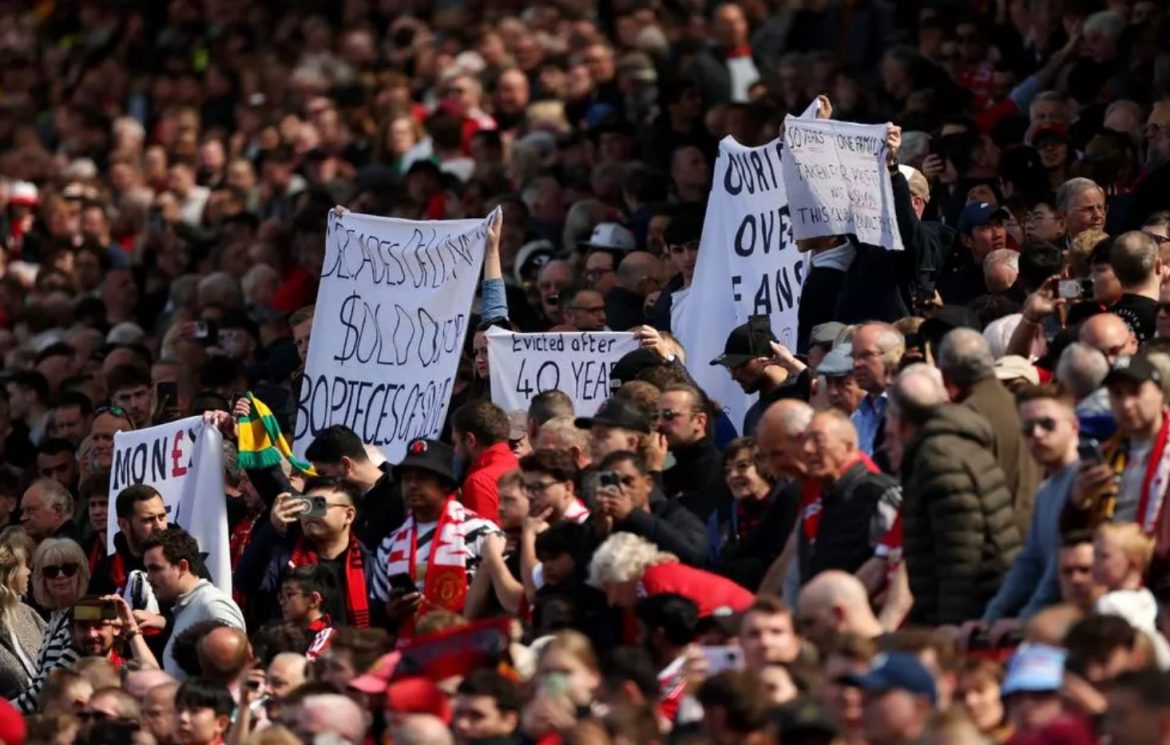 peminat manchester united kecam ineos