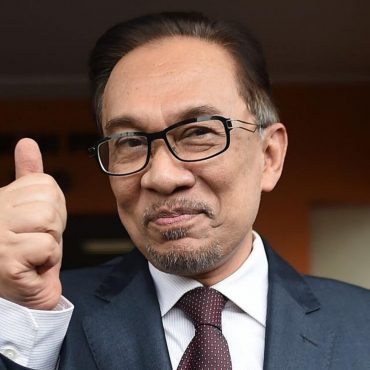'Kerajaan Jamin Tak Naik Harga Petrol, Mungkin Kena Tunjuk Kad Pengenalan Untuk Beli RON95' – Anwar Ibrahim