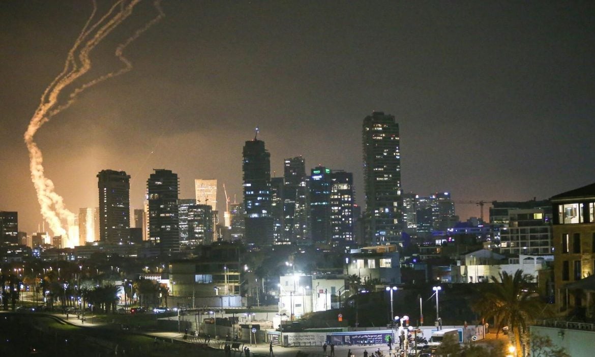 iran serang balik