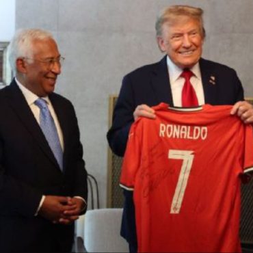 ronaldo hadiahkan donald trump jersi