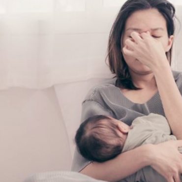Terlalu Penat, Ibu Campur Ubat Batuk Dalam Susu Anak
