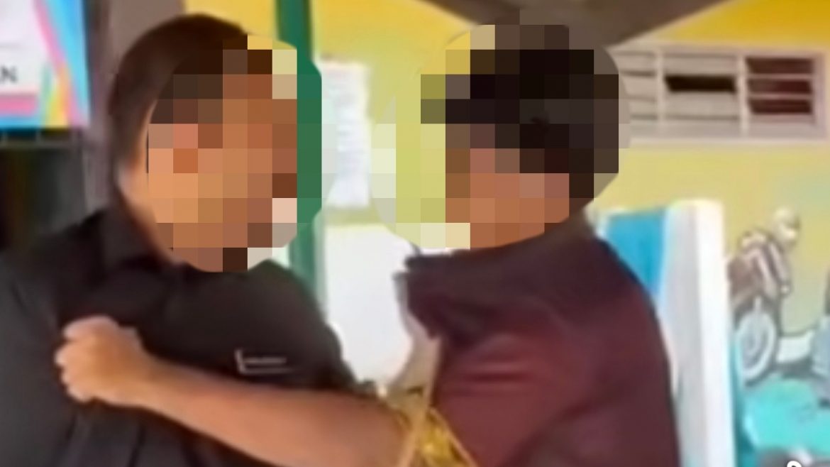 'Mana Adab Dengan Guru?' Tular Video Pelajar Biadap Cuba Tumbuk Muka Cikgu Sendiri