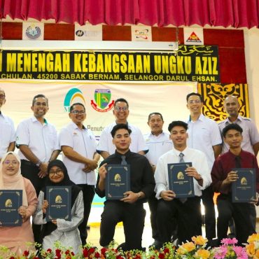 Lima Pelajar SMK Ungku Aziz Terima Biasiswa MNRB, Bukti Pelajar Luar Bandar Boleh Berjaya 