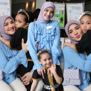 [VIDEO] Fazura Bangga Fatima Berani Buat Persembahan Depan Ramai Orang – ‘Saya Akan Sentiasa Ada Untuk Dia’