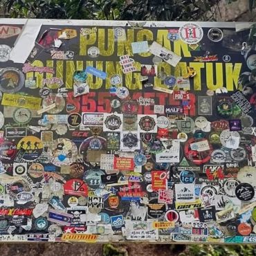 'Monyet Pun Geleng Kepala' – Azhan Rani Tegur Geng 'Hiking' Buat Vandalism Di Puncak Gunung Datuk