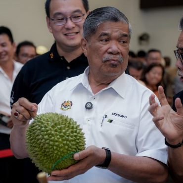 'Pihak Hotel Digesa Benarkan Tetamu Makan Durian' – Mat Sabu