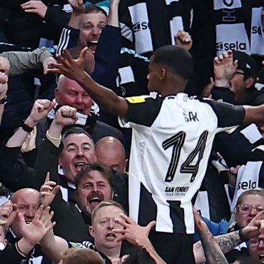 Newcastle juara piala carabao