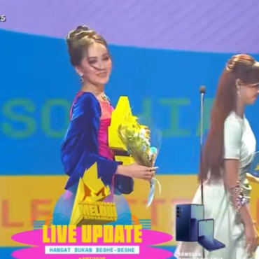 [VIDEO] Bella Astillah & Sophia Albarakbah Janggal Di Atas Pentas AMT25 – ‘Saya Kenal Sangat’